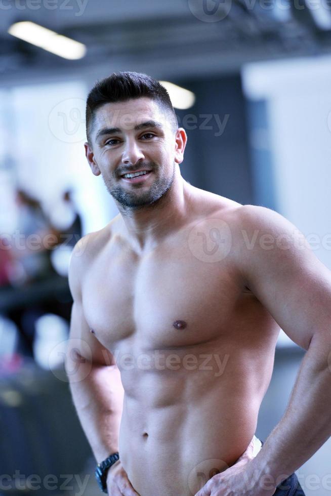 hombre guapo haciendo ejercicio en el gimnasio foto