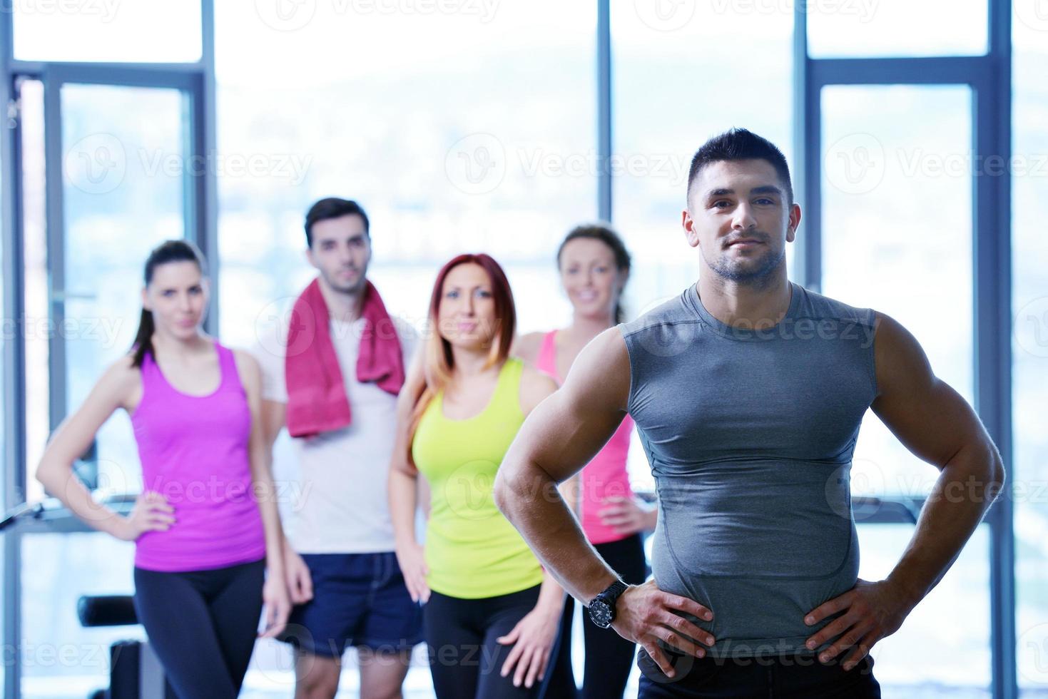 grupo de personas haciendo ejercicio en el gimnasio foto