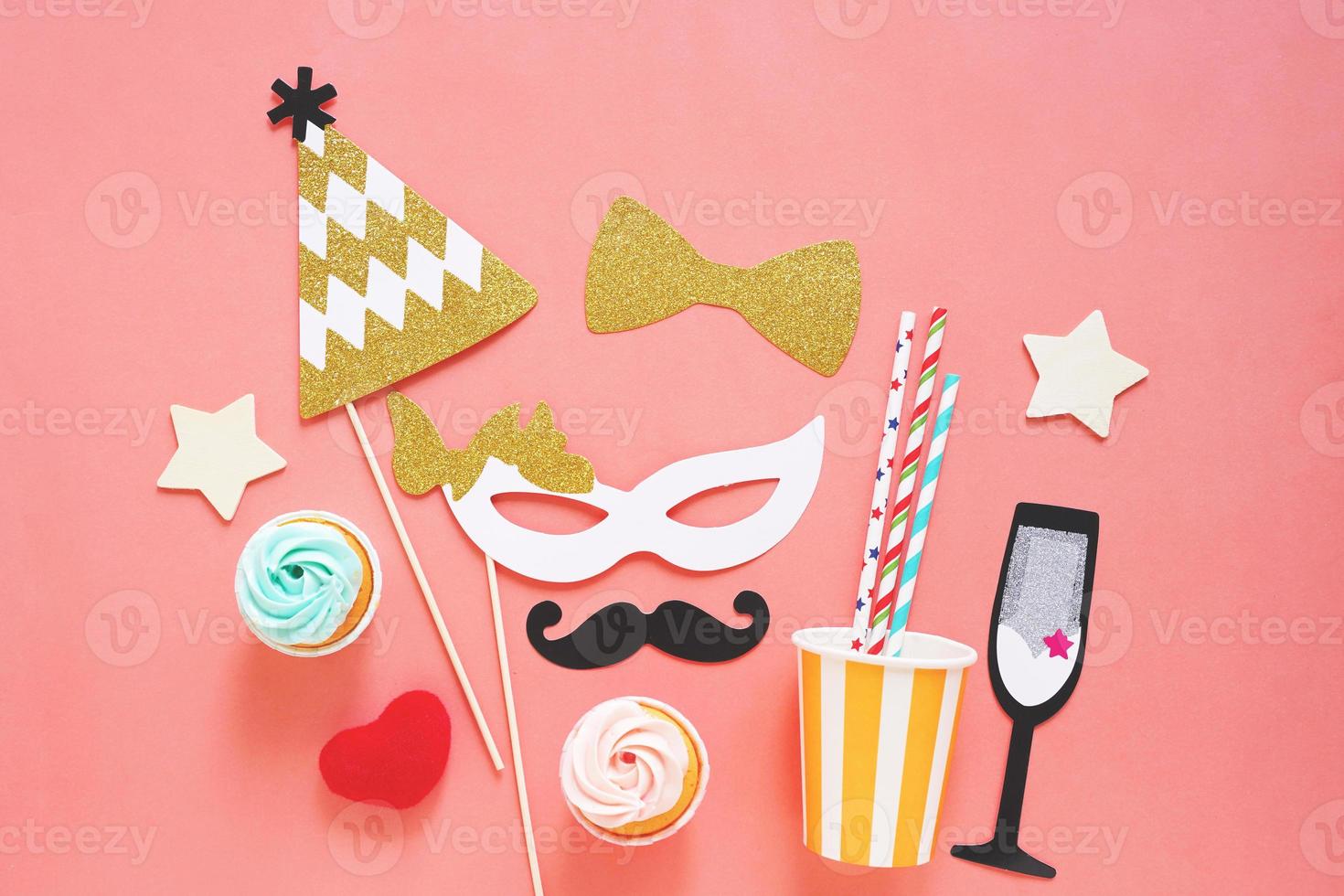 lindos accesorios para fiestas, pasteles con fondo colorido, celebración de fiestas de feliz año nuevo y concepto de vacaciones foto