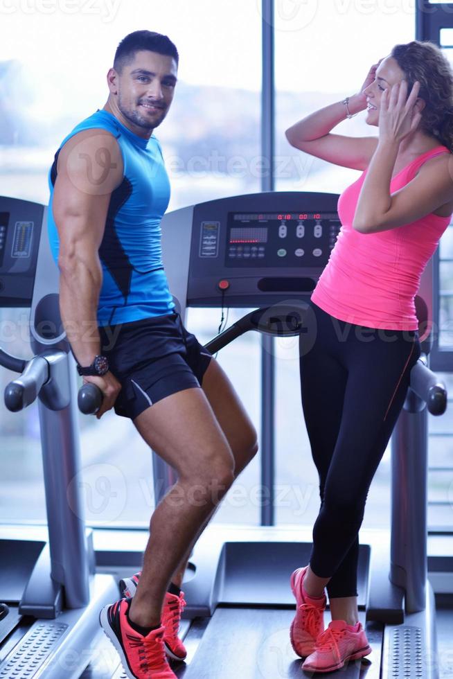 pareja en el gimnasio foto