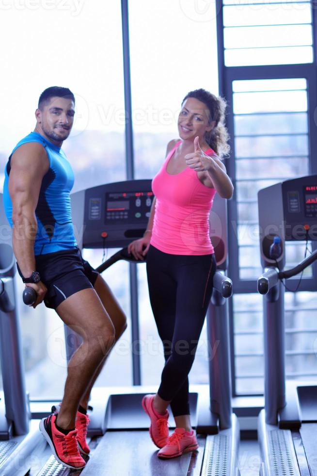 pareja en el gimnasio foto