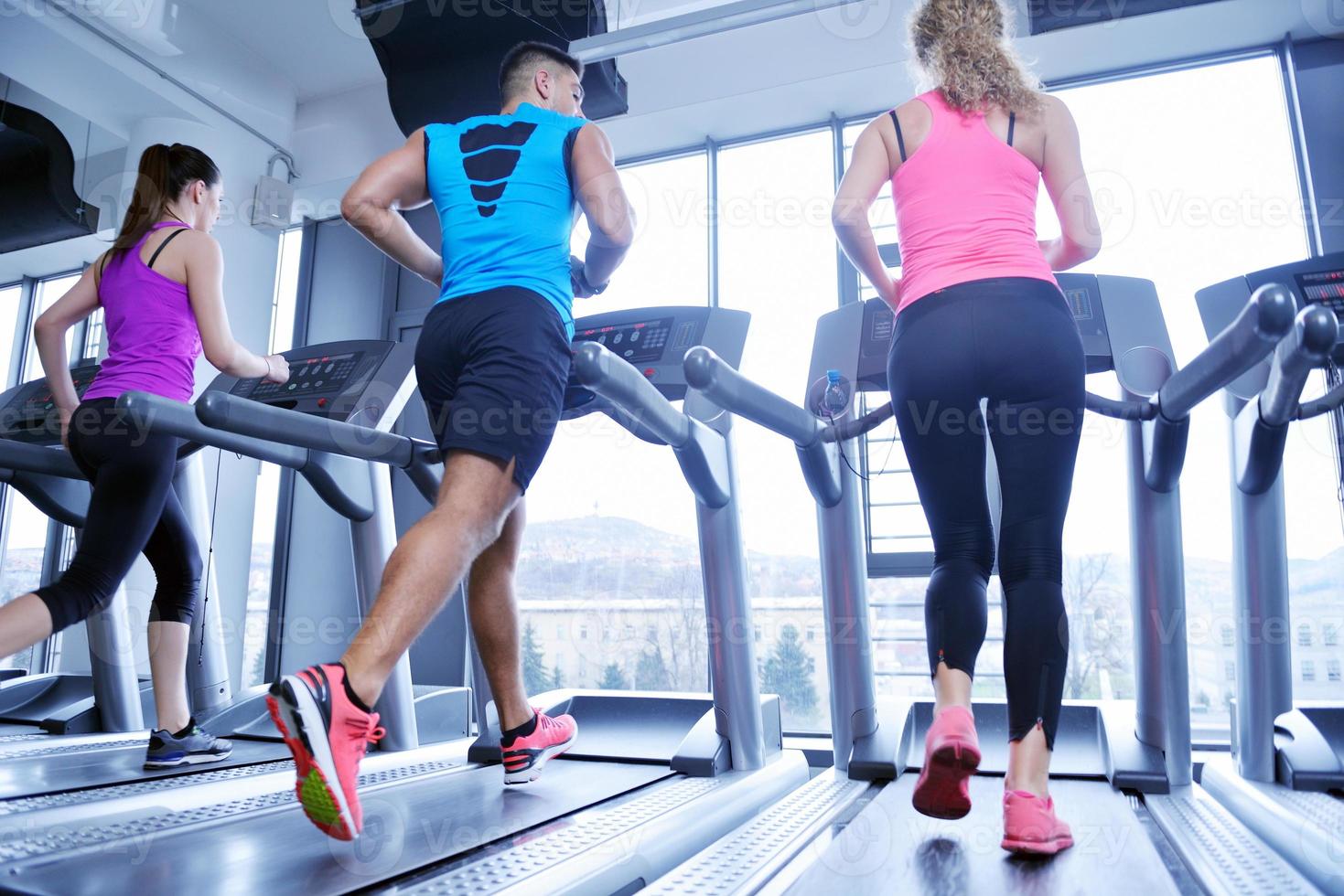 mujer haciendo ejercicio en cinta de correr en el gimnasio foto