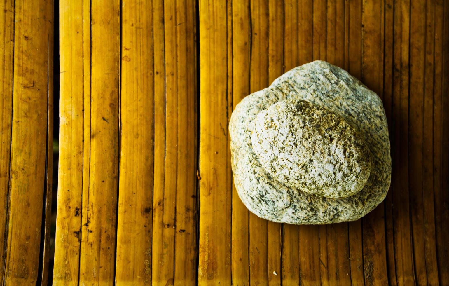 rocas en estera de bambú foto