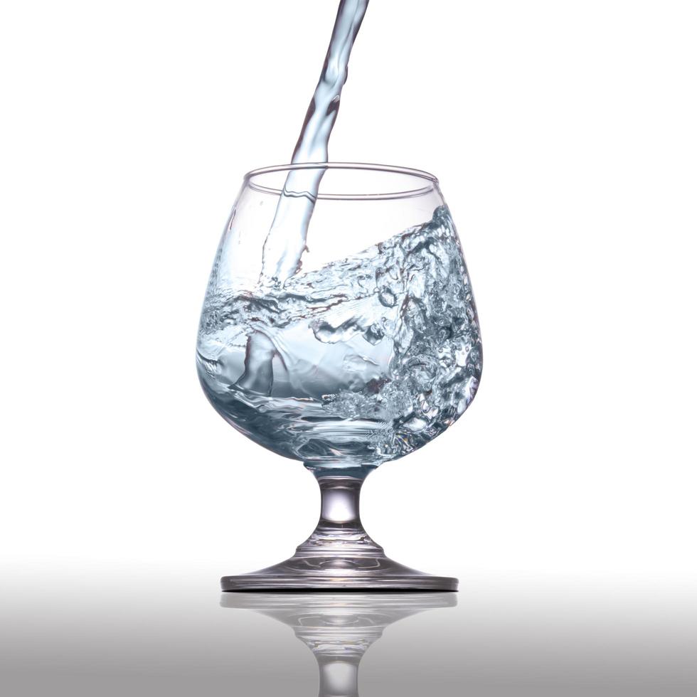 verter agua en un vaso foto