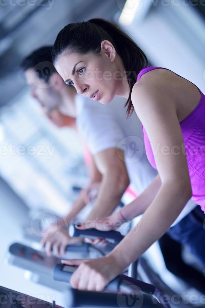 mujer haciendo ejercicio en cinta de correr en el gimnasio foto