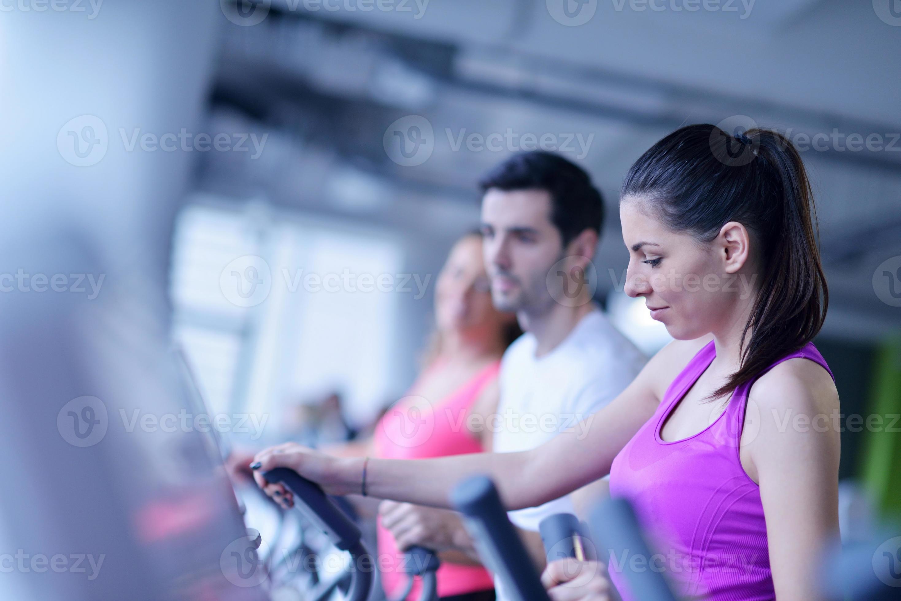 group-of-people-running-on-treadmills-10944154-stock-photo-at-vecteezy