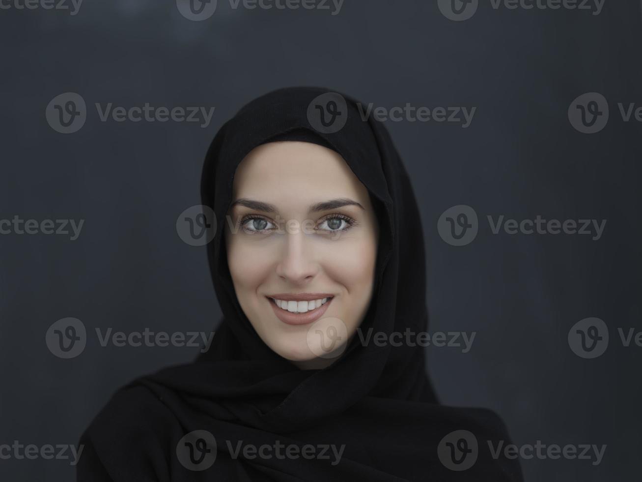 retrato de mujer musulmana joven moderna en abaya negra foto