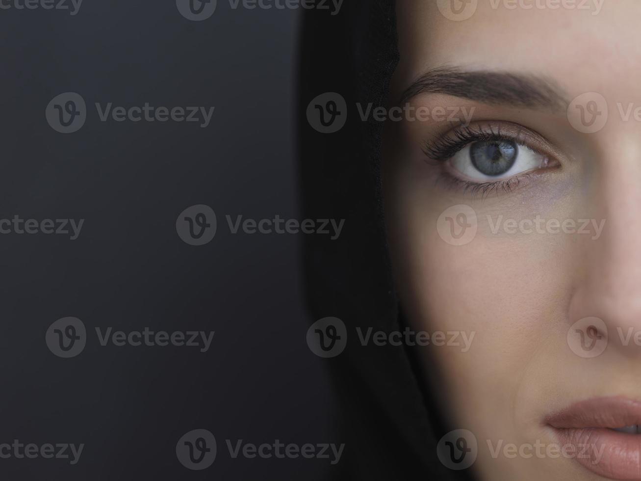 retrato de mujer musulmana joven moderna en abaya negra foto