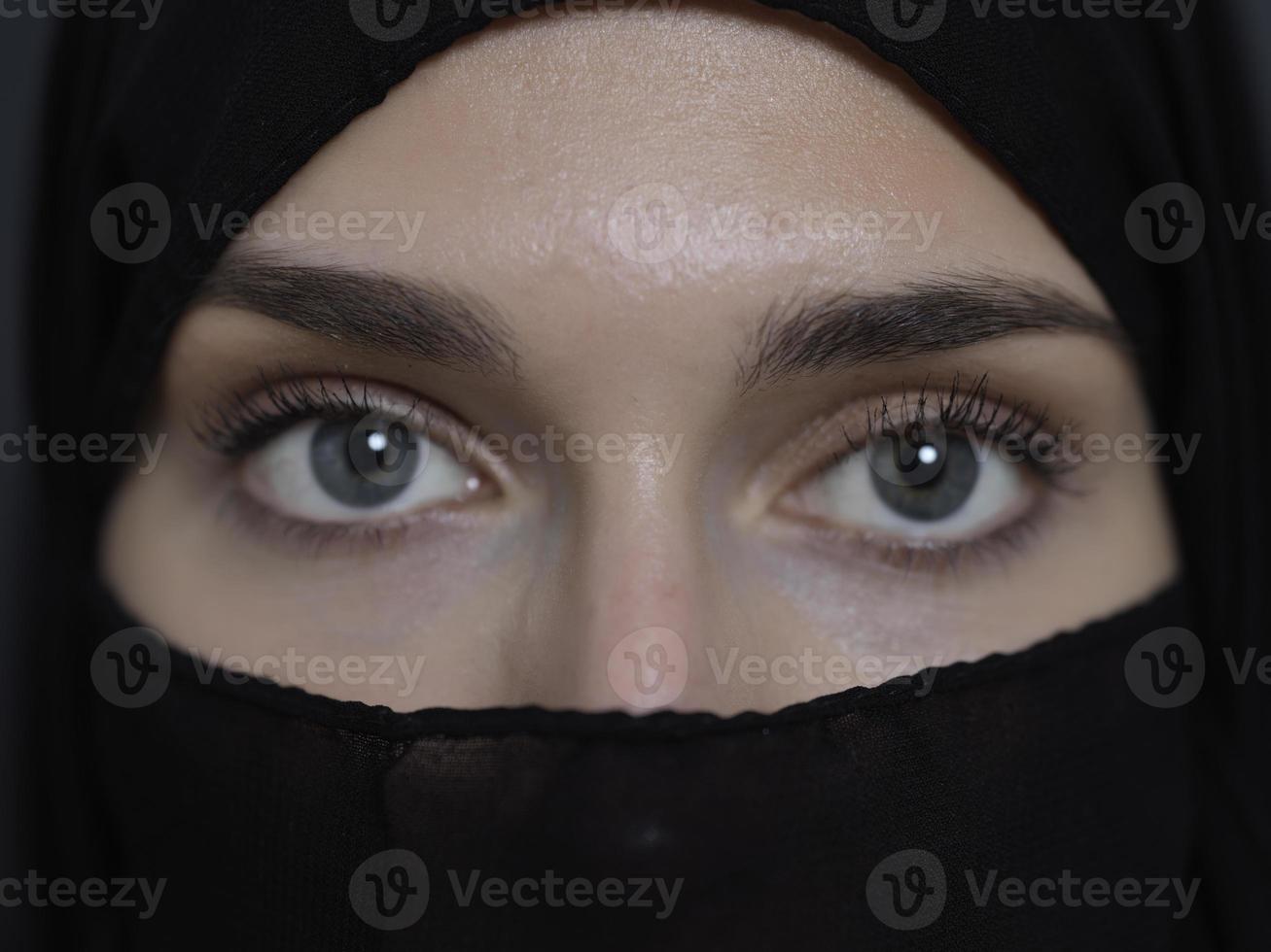 retrato de mujer musulmana vistiendo niqab y ropa árabe tradicional o abaya foto