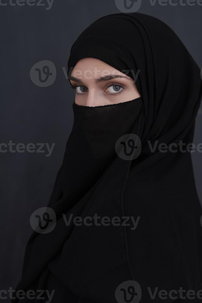 retrato de mujer musulmana vistiendo y ropa árabe tradicional o abaya 10944608 Foto de stock en Vecteezy