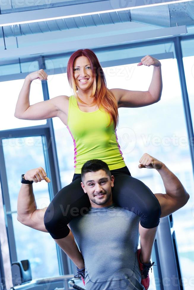 pareja en el gimnasio foto