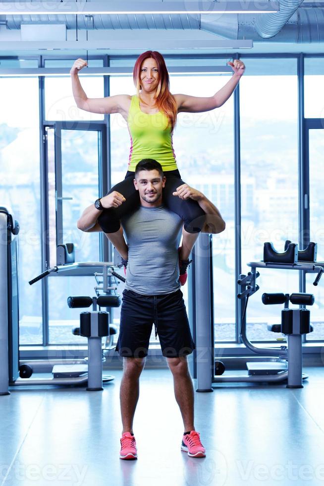 pareja en el gimnasio foto