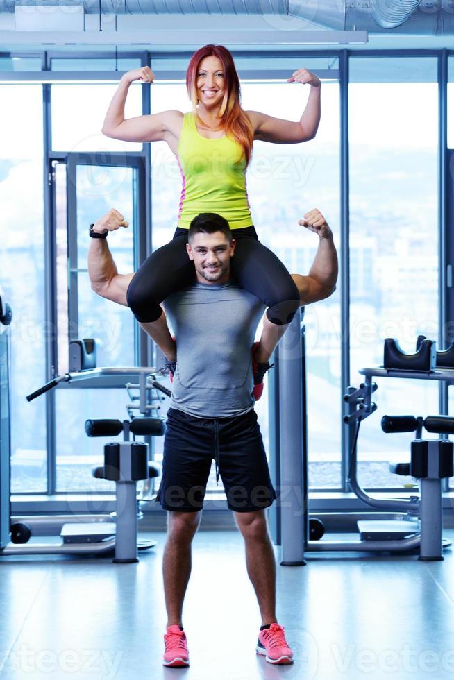 pareja en el gimnasio foto