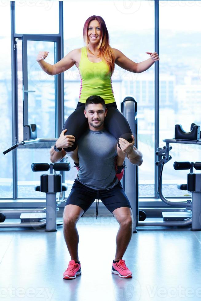 pareja en el gimnasio foto