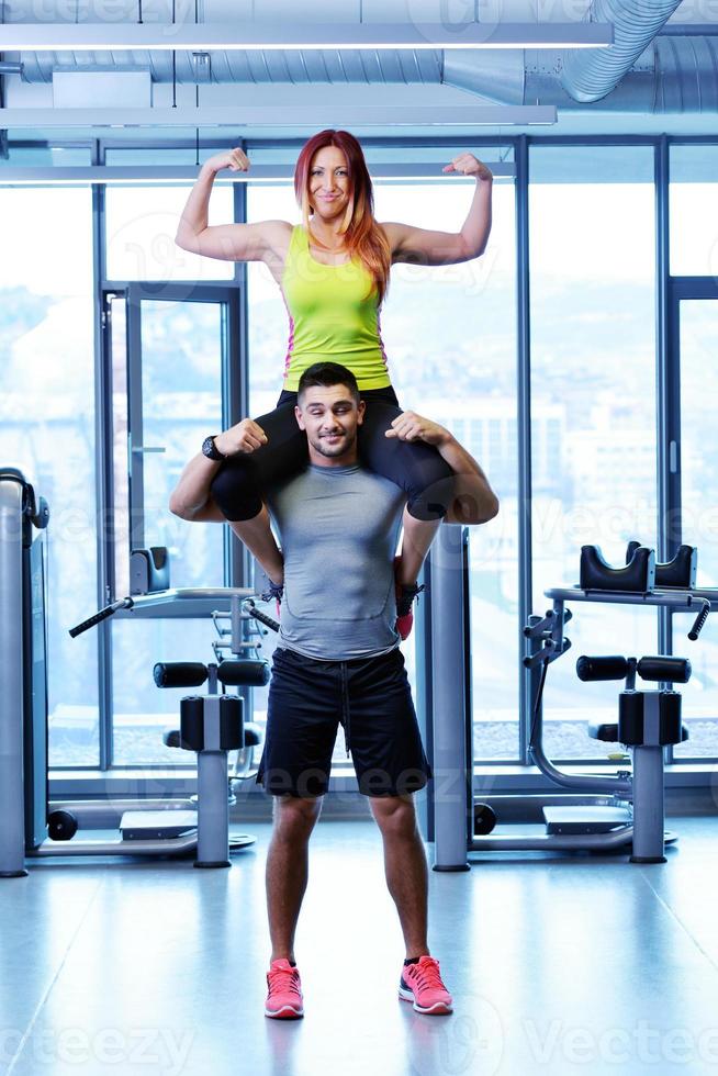 pareja en el gimnasio foto