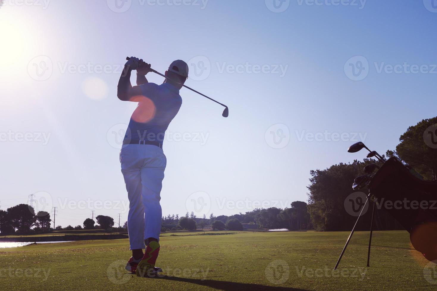 jugador de golf golpeando tiro largo foto