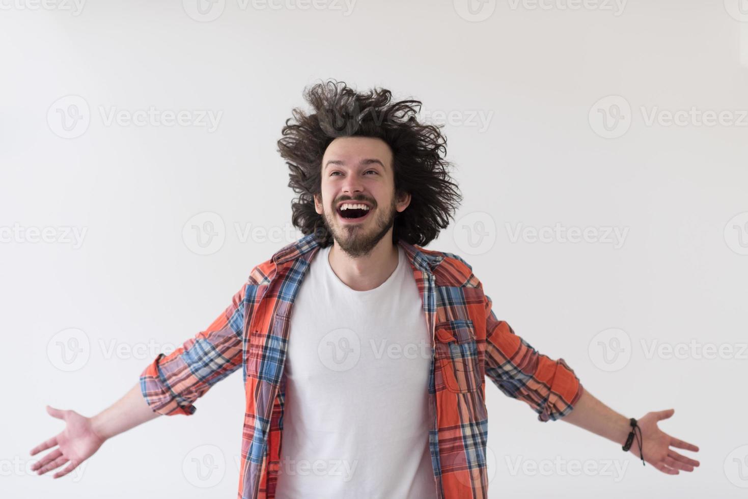 hombre de pie con los brazos abiertos aislado en un blanco foto