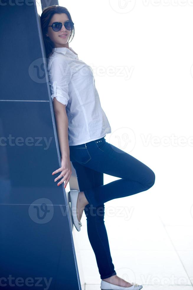 mujer relajada frente a una casa moderna de lujo foto