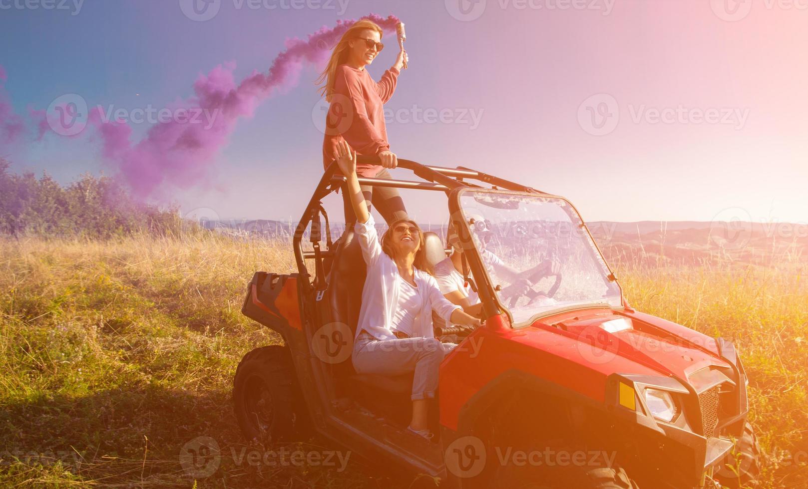 grupo de jóvenes divirtiéndose mientras conducen un camión todoterreno foto