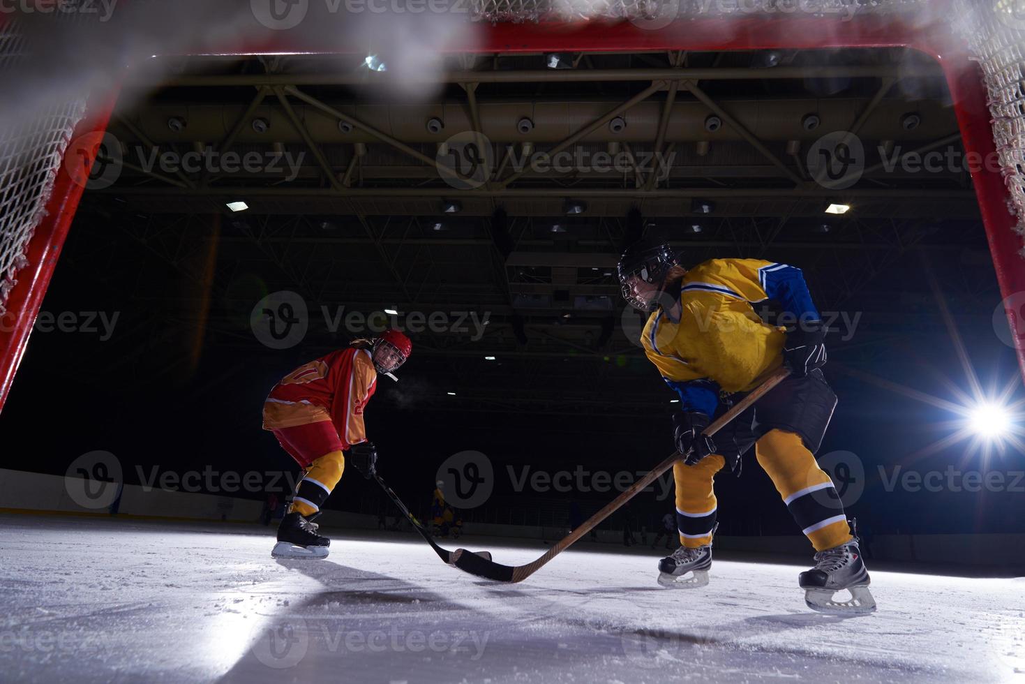 jugadores de deporte de hockey sobre hielo adolescente en acción foto