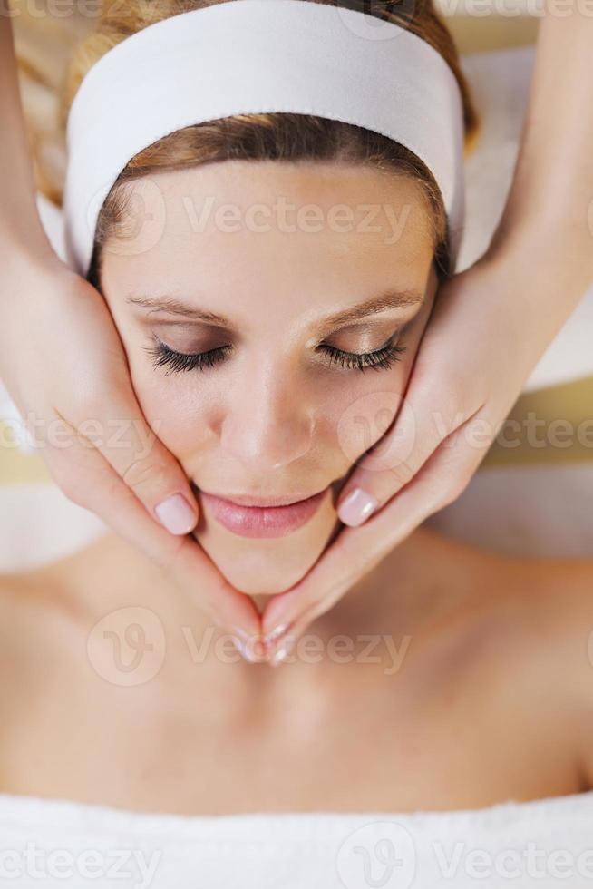 Hermosa mujer joven en el spa foto