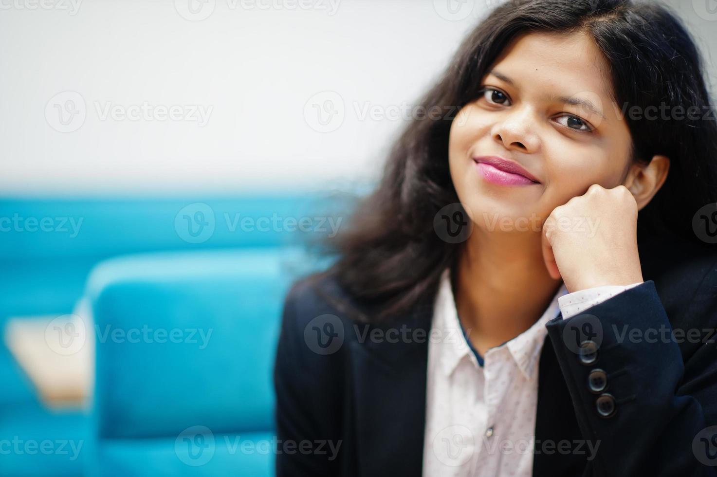 hermosa mujer india usa una pose formal en el café. foto