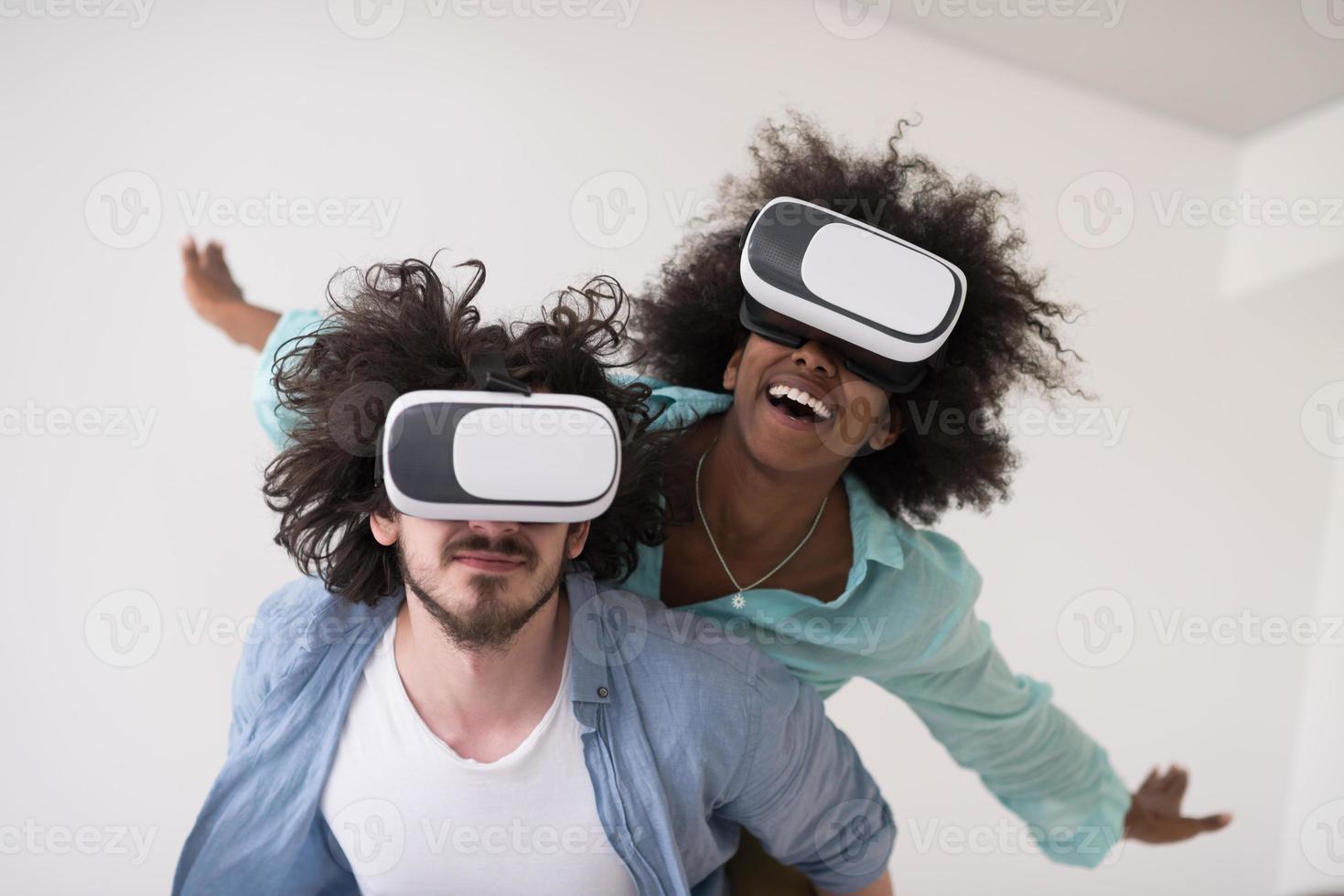 pareja multiétnica obteniendo experiencia usando gafas de auriculares vr foto