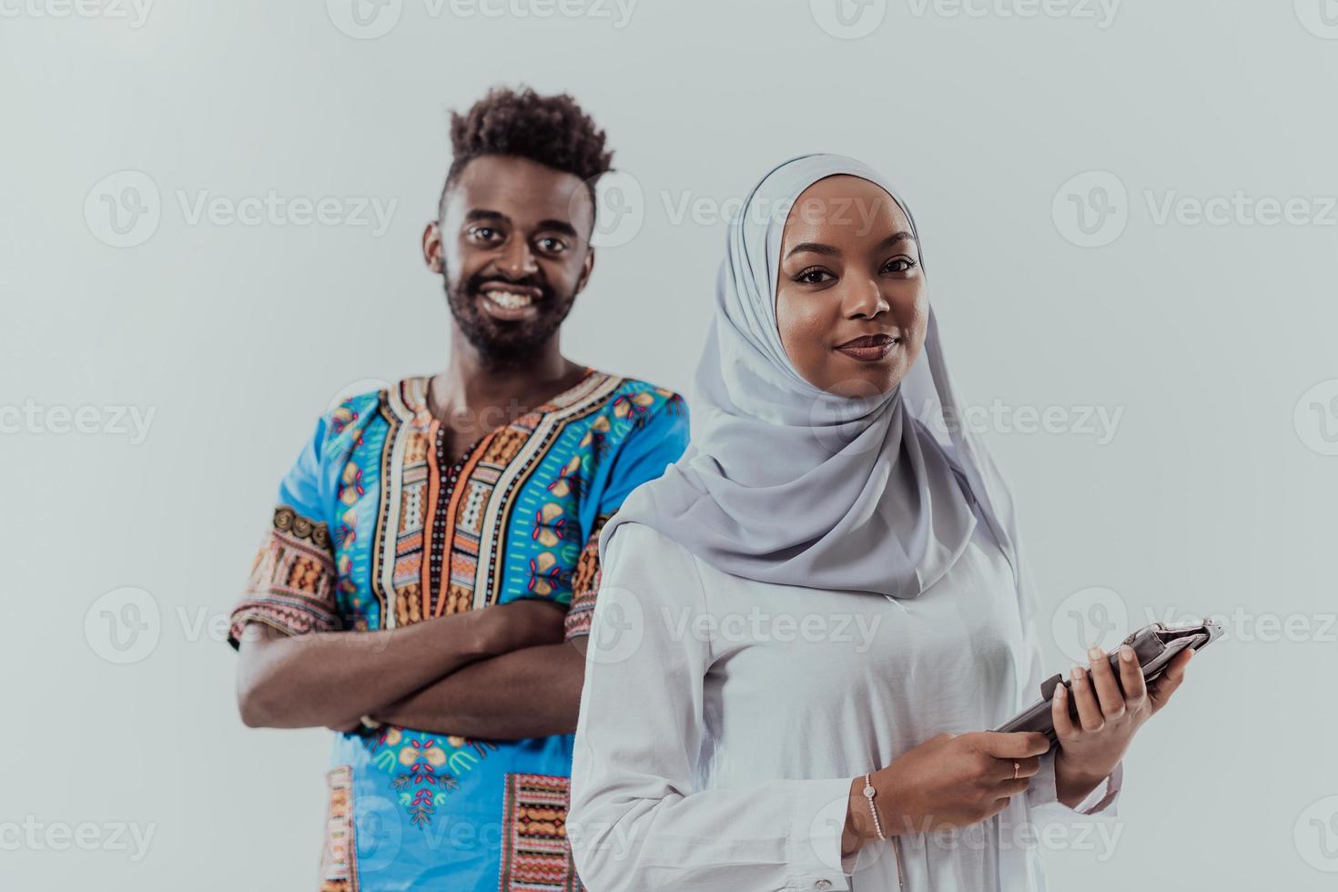 joven mujer del equipo de negocios que usa ropa musulmana tradicional hiyab usando una computadora de tableta aislada en una pareja de estudiantes de fondo blanco foto