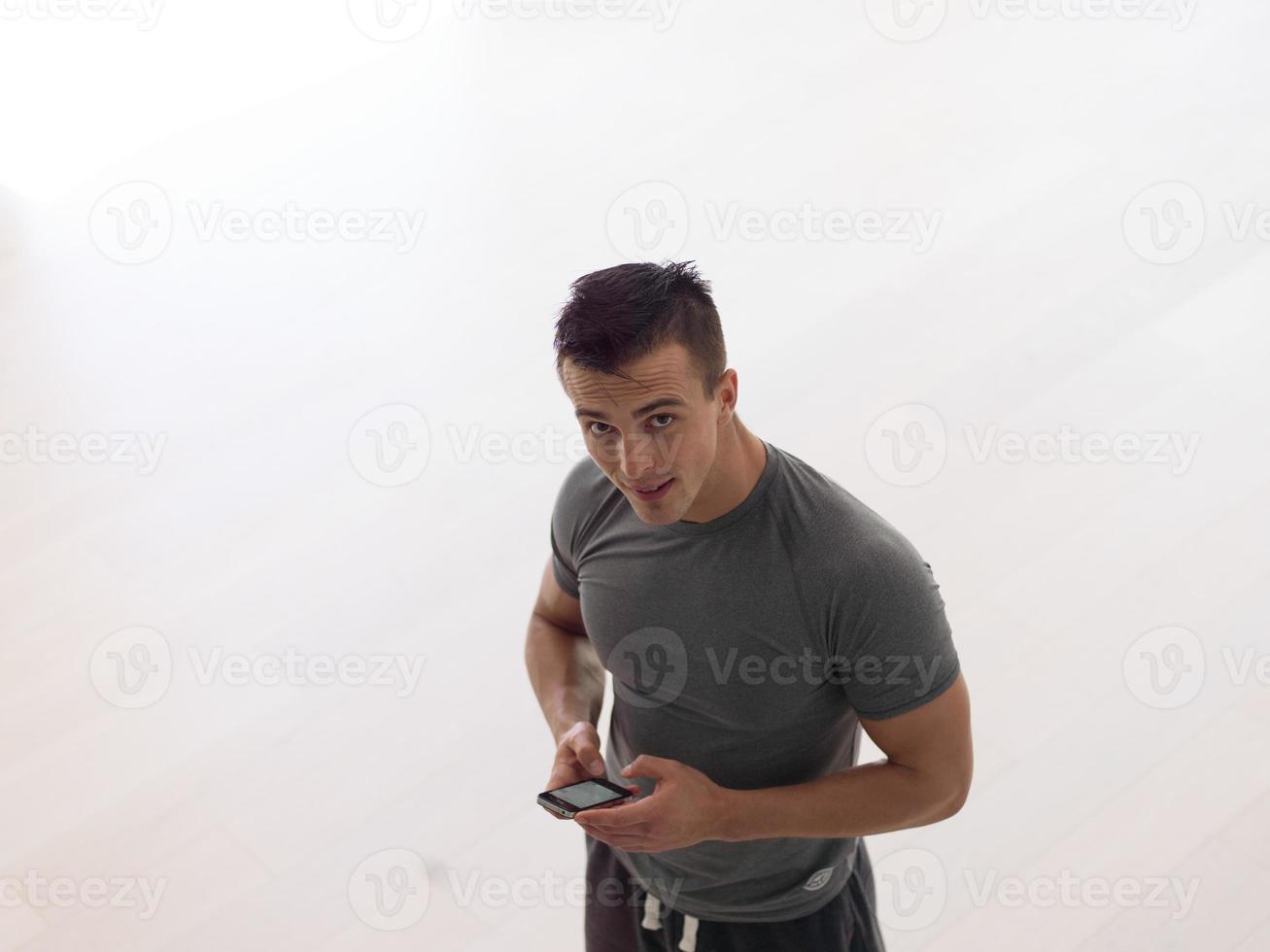 joven usando un teléfono móvil en casa foto