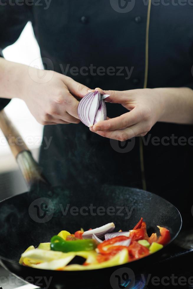 chef preparando comida foto