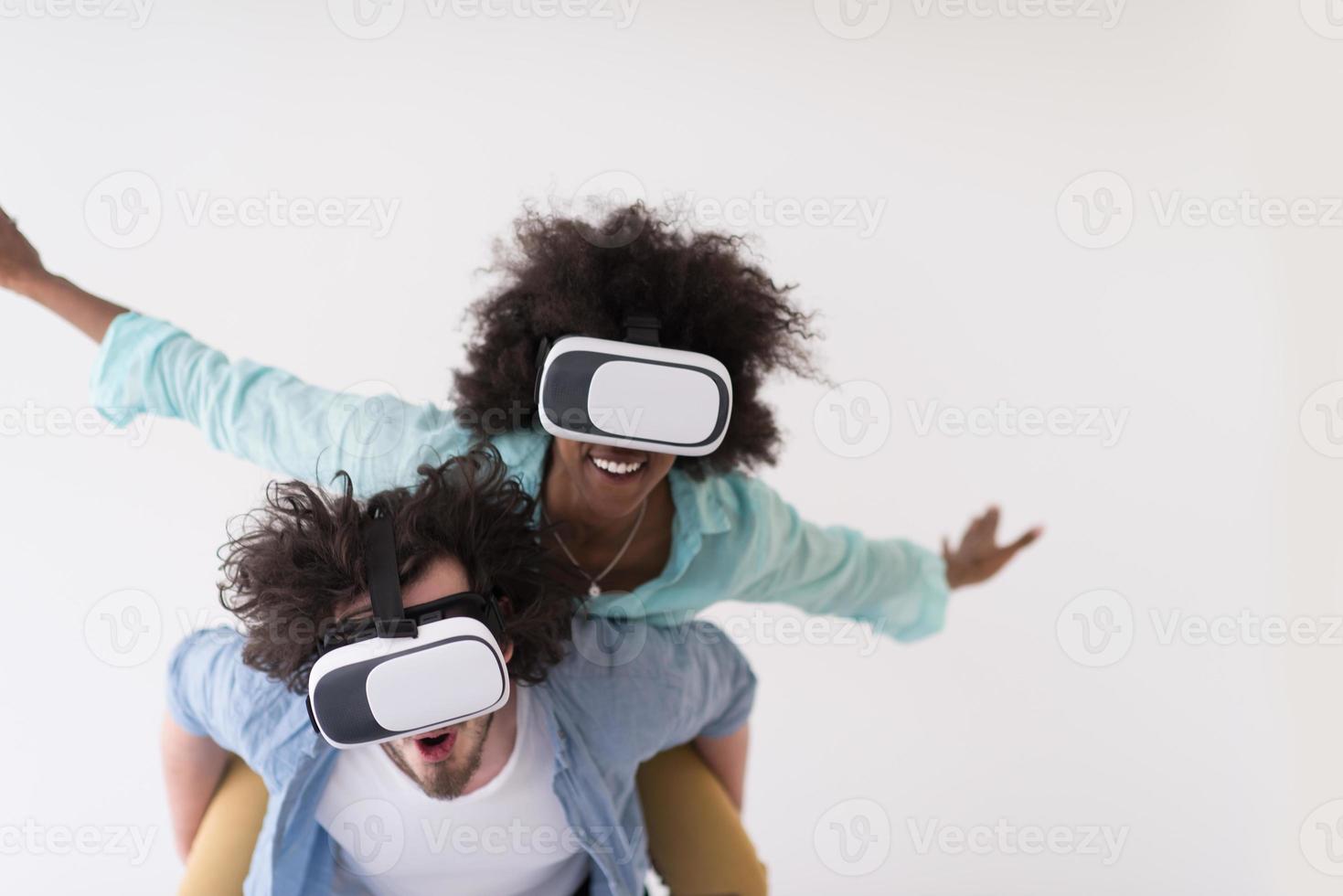 pareja multiétnica obteniendo experiencia usando gafas de auriculares vr foto