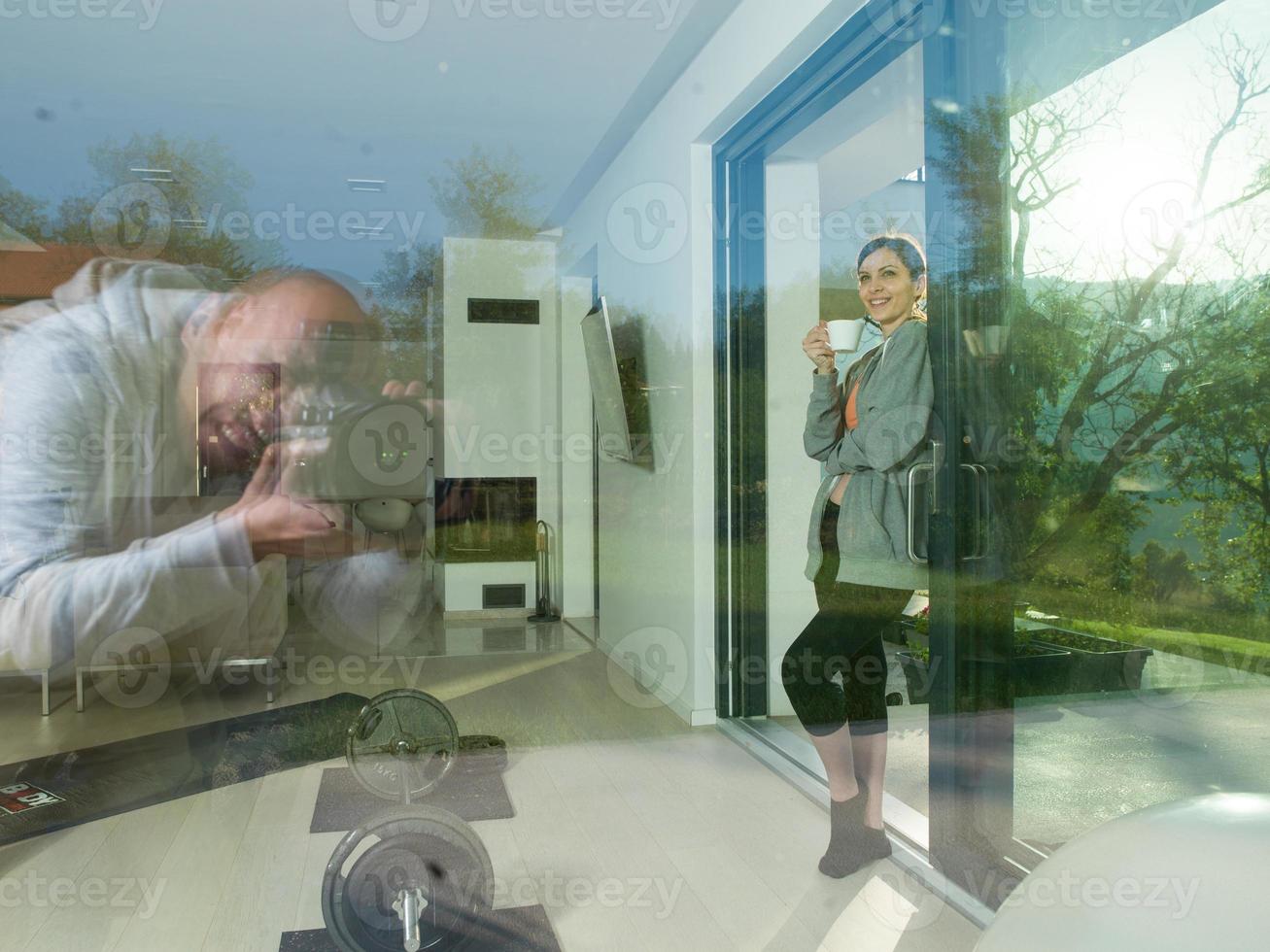 mujer tomando café frente a su villa de lujo foto