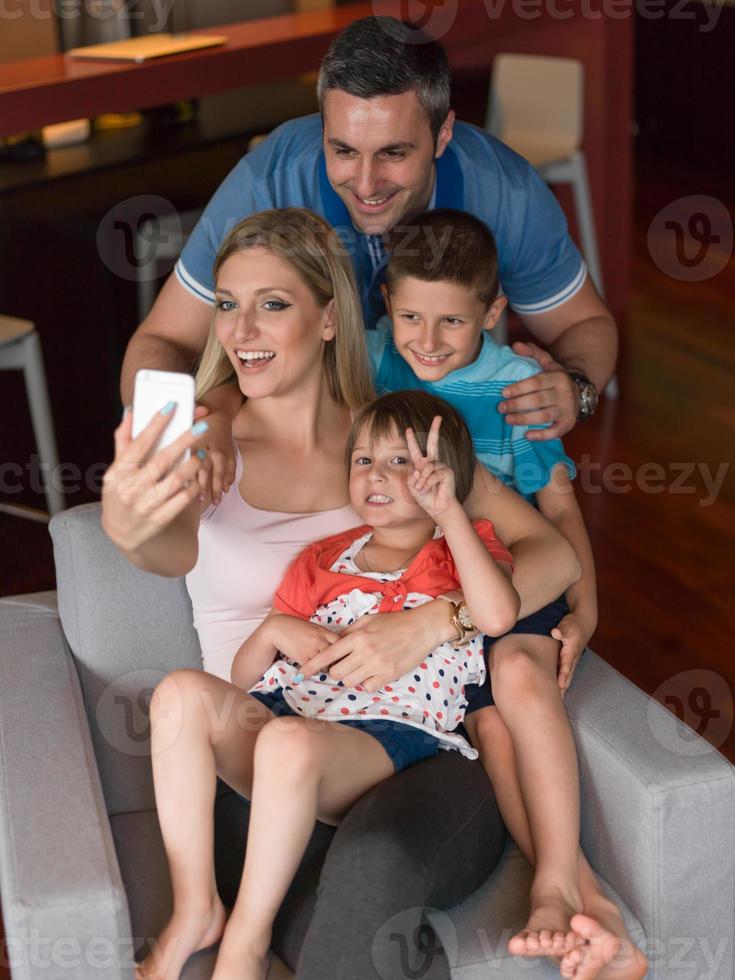 familia divirtiéndose en casa foto