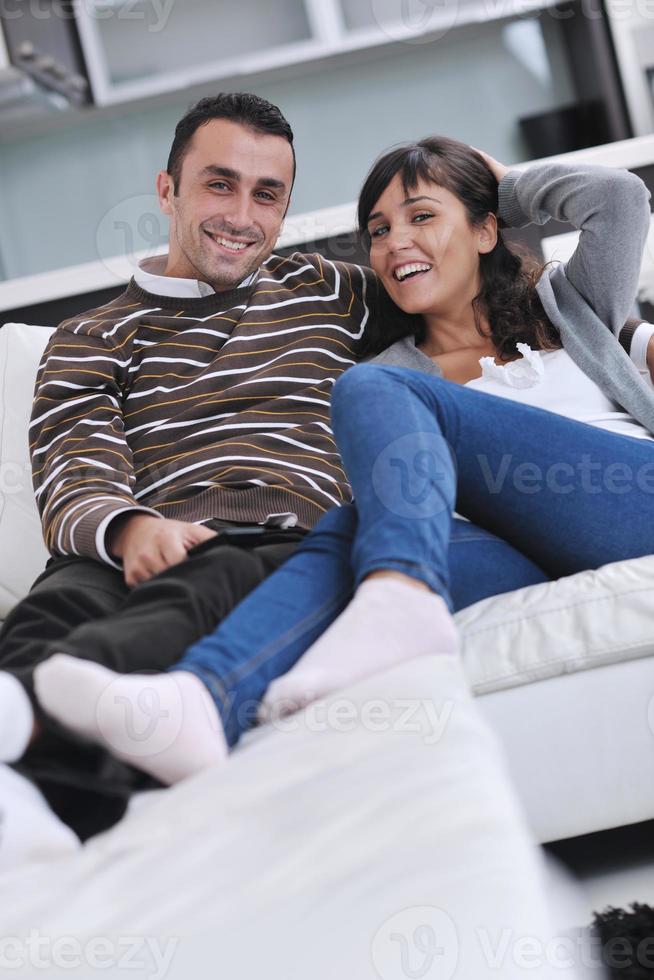 pareja joven relajada viendo la televisión en casa foto