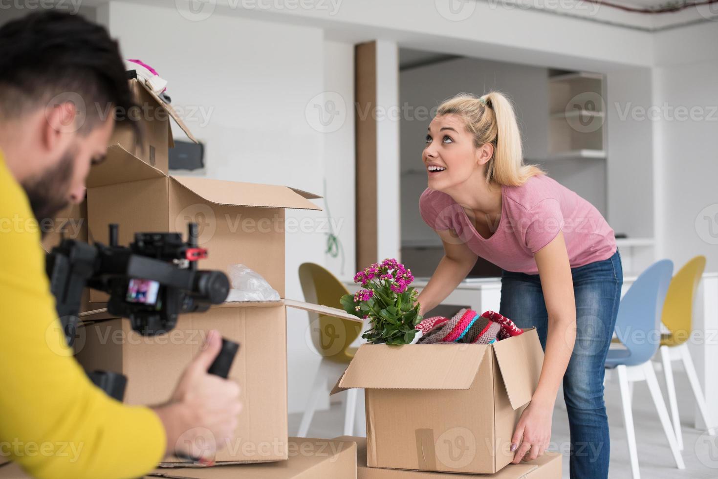 chica mudándose al nuevo apartamento foto