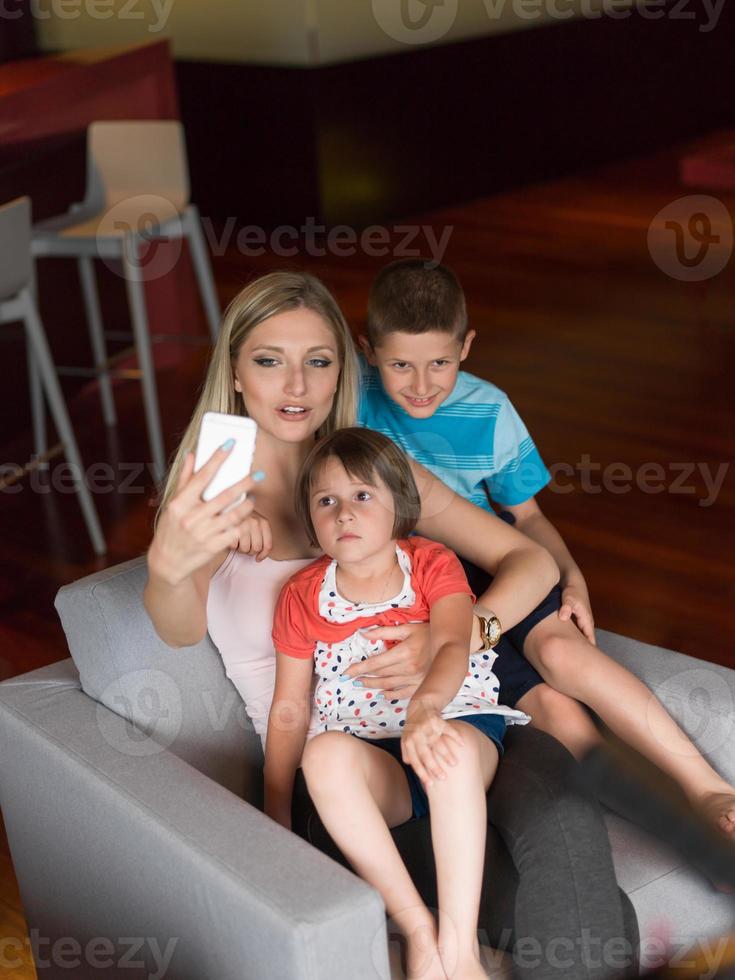 familia divirtiéndose en casa foto