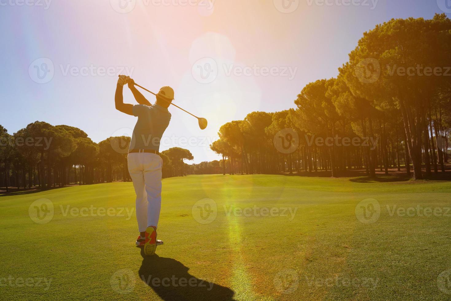 pelota de tiro de jugador de golf profesional foto