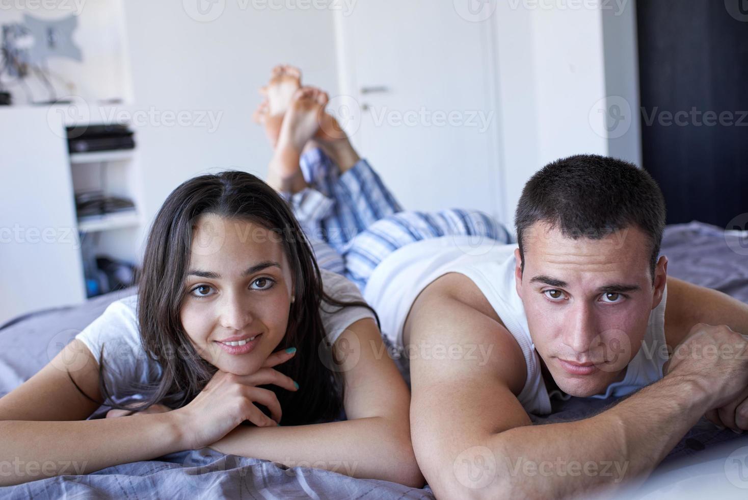 pareja relajarse y divertirse en la cama foto