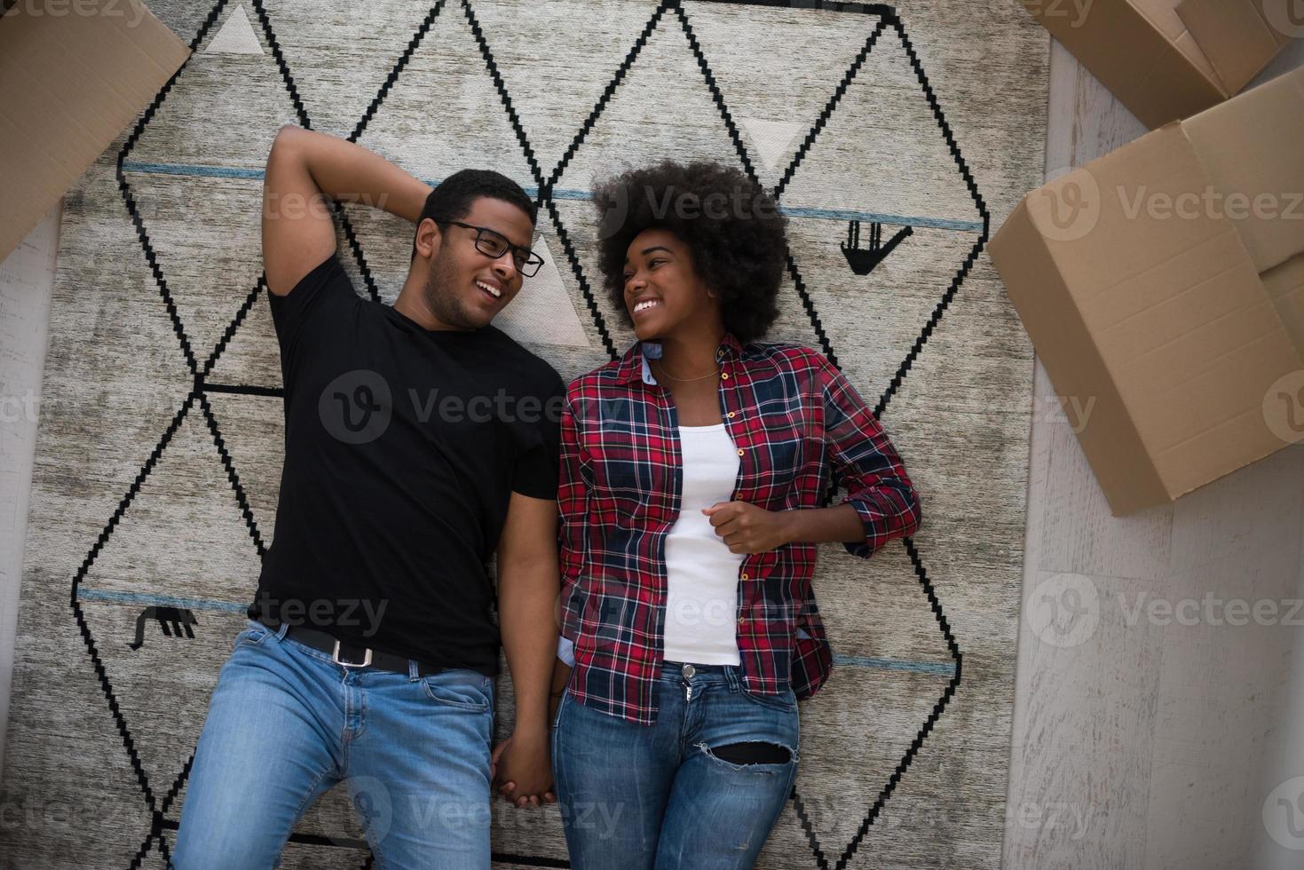 vista superior de la atractiva joven pareja afroamericana foto