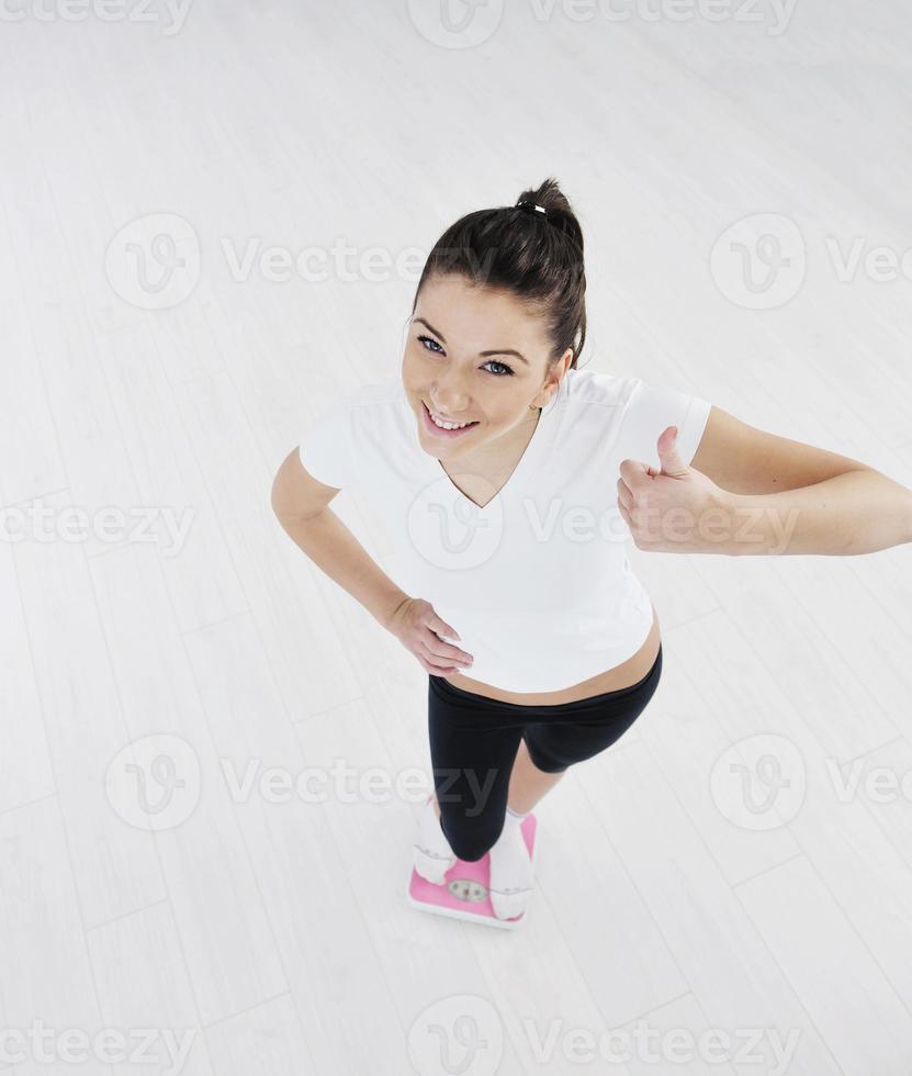 concepto de dieta feliz con mujer joven en escala rosa foto