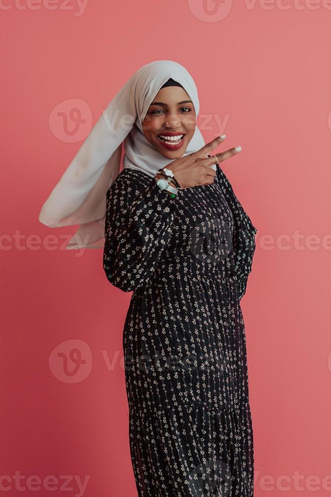 retrato de joven belleza musulmana con ropa islámica sobre rosa plástico. enfoque selectivo 10957704 Foto de stock en Vecteezy