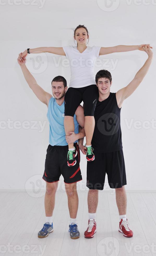 grupo de jóvenes en el gimnasio foto