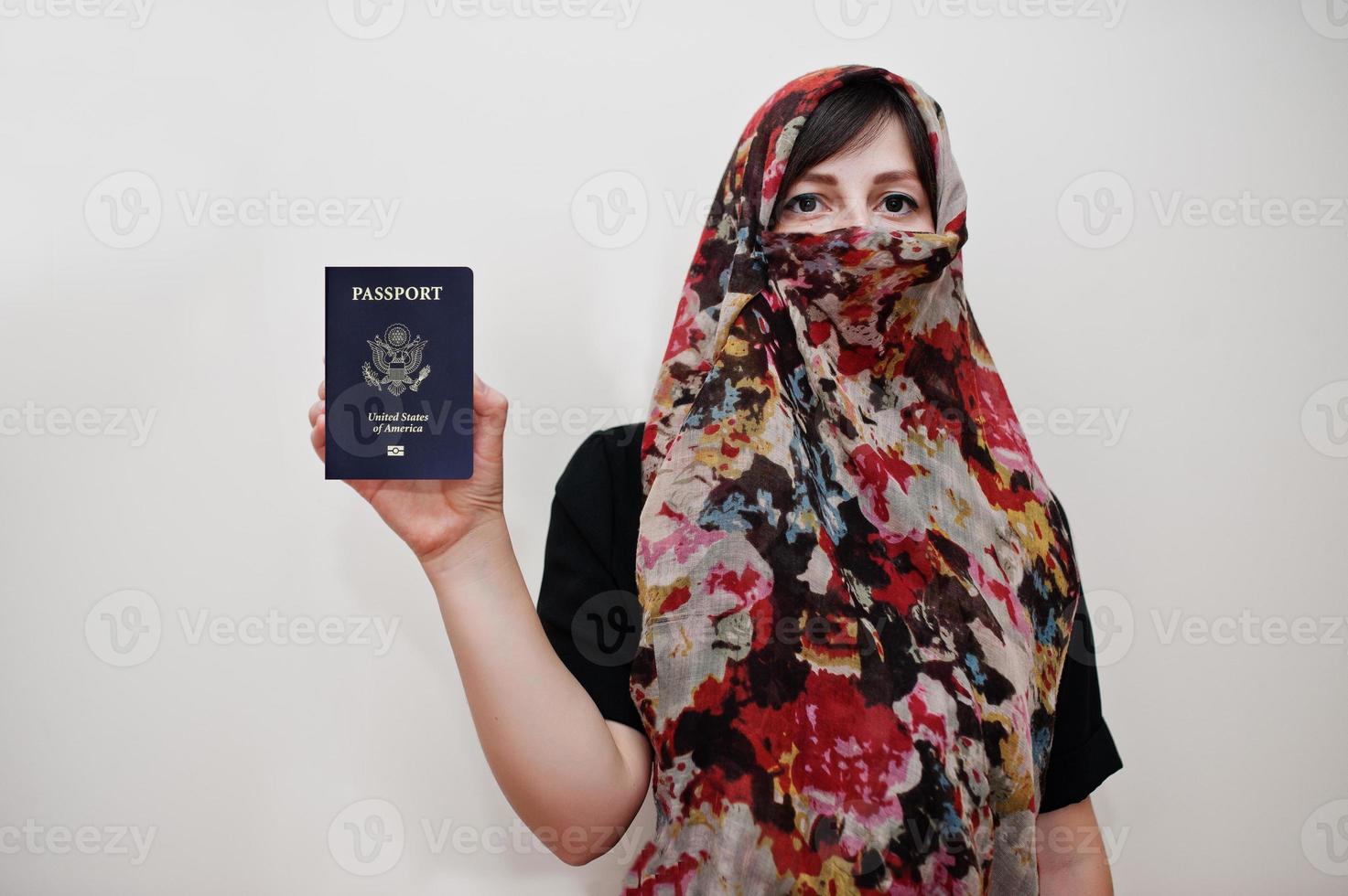 Una joven musulmana árabe vestida con hiyab sostiene a los Estados Unidos de América foto