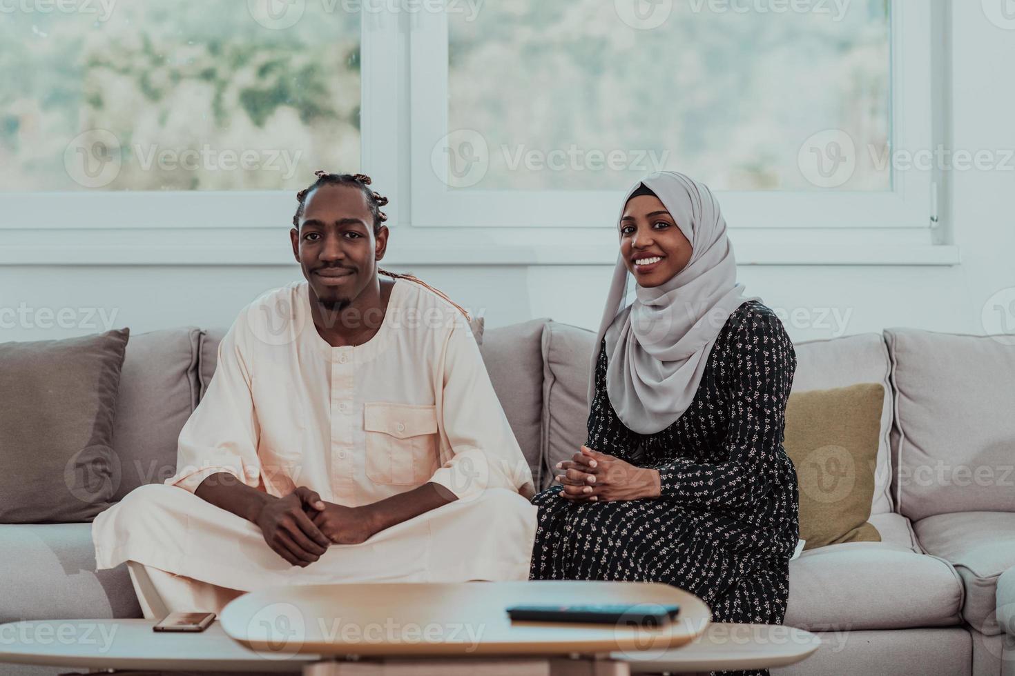 pareja musulmana africana en casa en ramadán leyendo el libro de holly islam del corán. foto