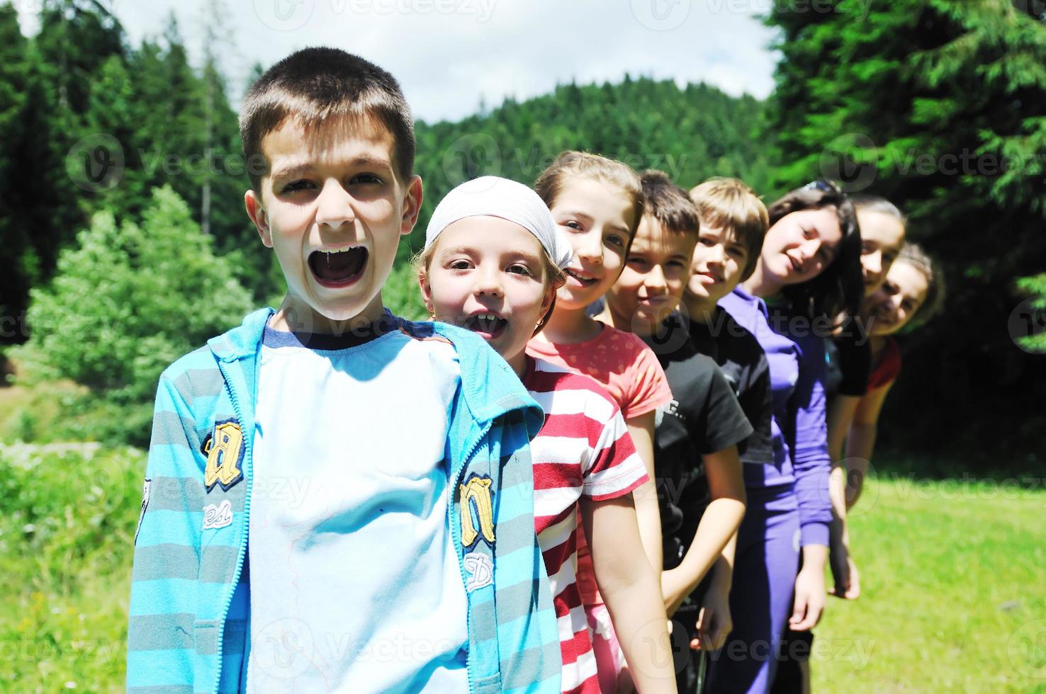 grupo de niños al aire libre foto