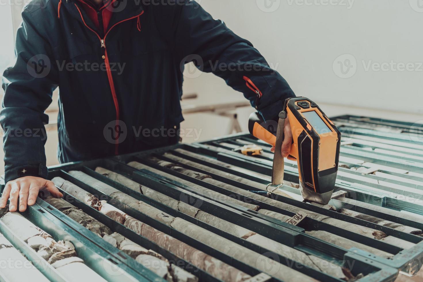 un equipo especial de geólogos que estudian rocas en la industria utilizando máquinas modernas.enfoque selectivo foto