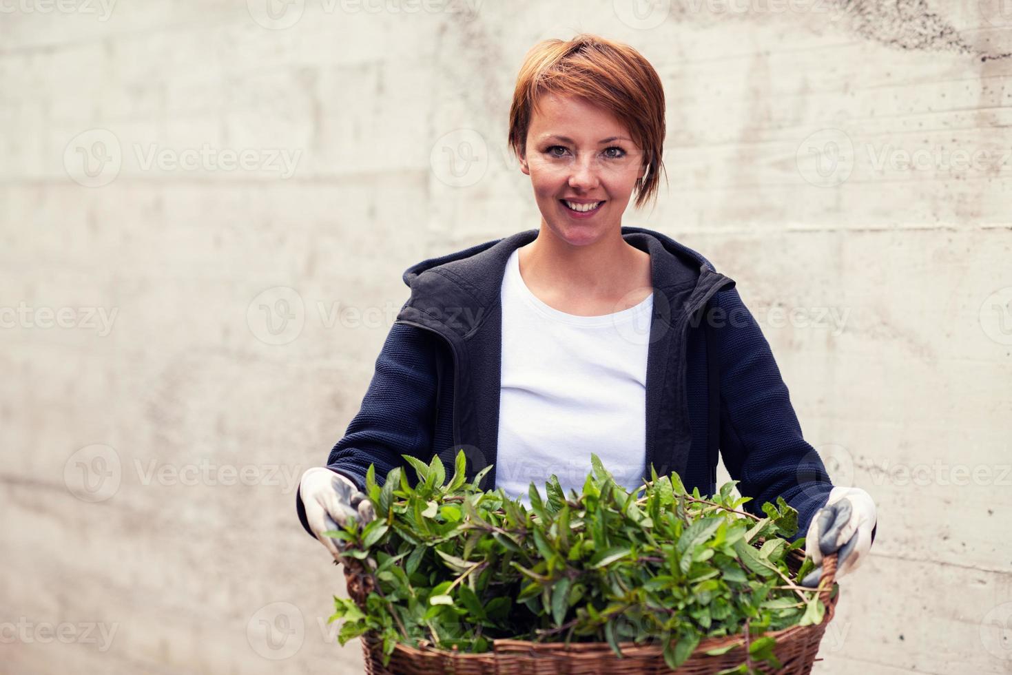 mujer jardineria vista foto