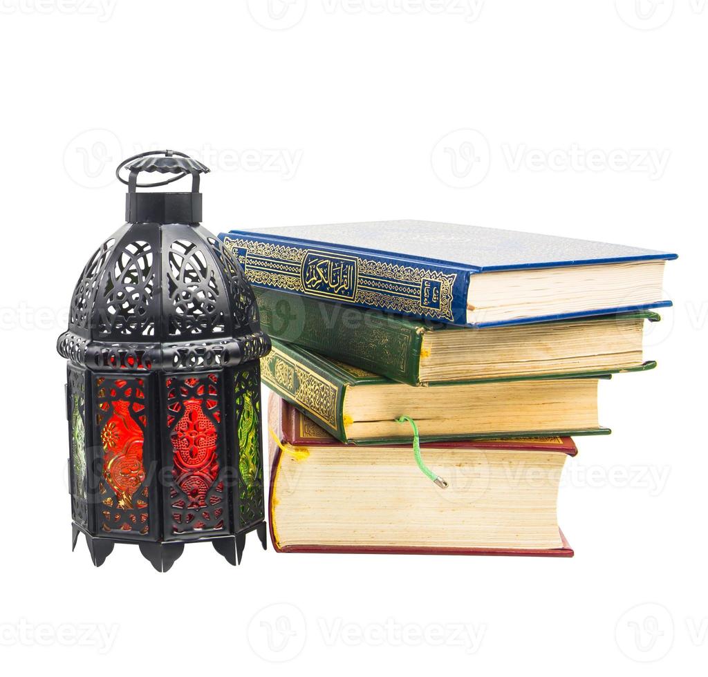 linterna encendida estilo árabe o marruecos linterna de vela vintage para la comunidad musulmana mes sagrado ramadan kareem trazado de recorte foto