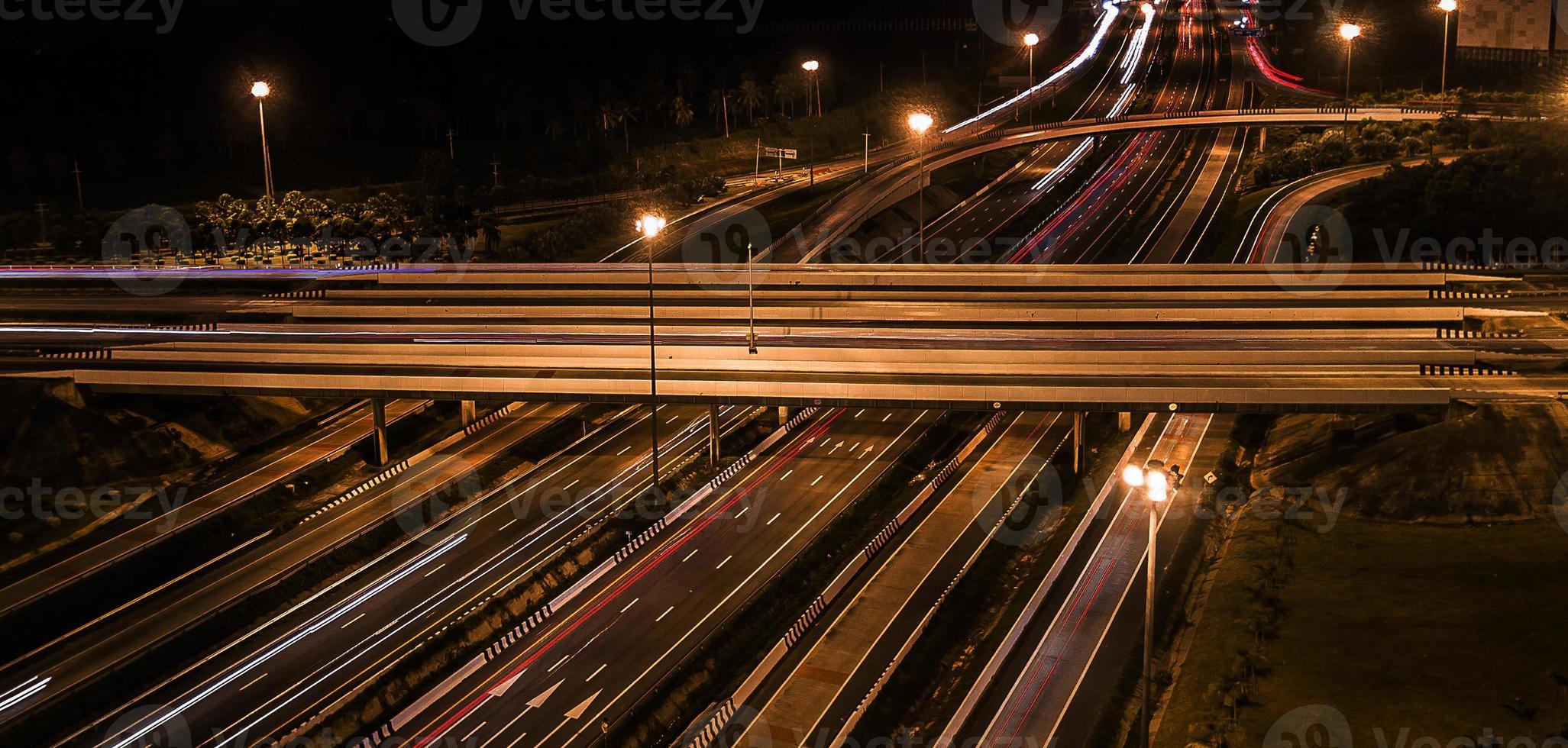 sobre la carretera de la ciudad por la noche - vista de pájaro - drone - vista superior foto