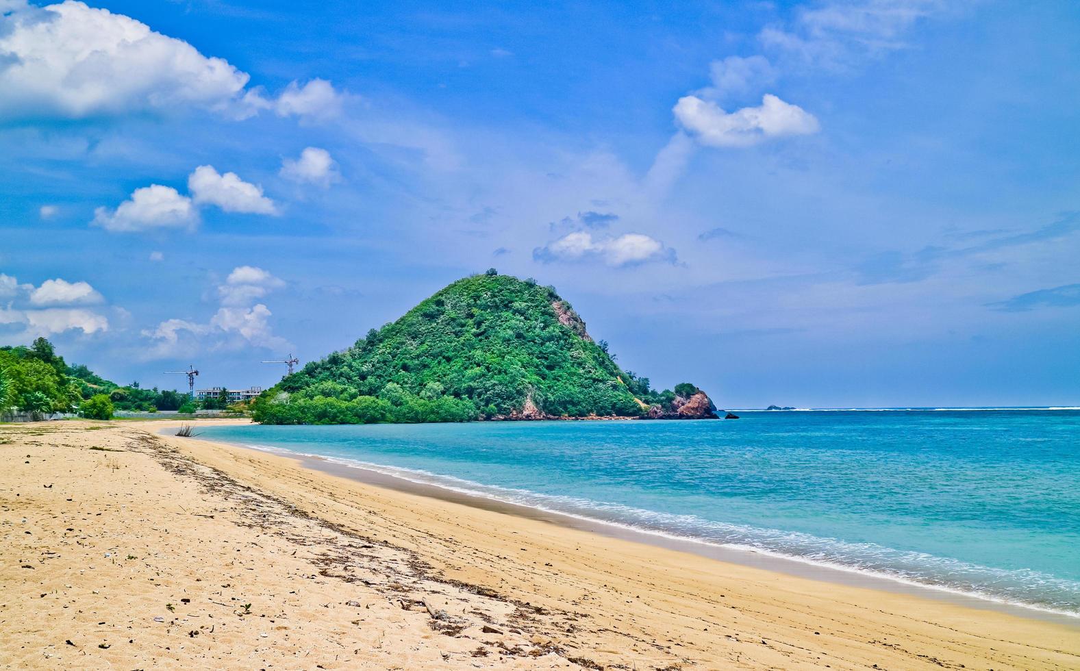 la belleza de la playa tropical de mandalika, lombok, west nusa tenggara, indonesia foto